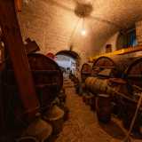 Scendiamo quindi nelle vecchie cantine dove troviamo grandi botti in legno scuro che fino a un quarant�anni anni fa conservavano vino di �nobile� produzione propria
